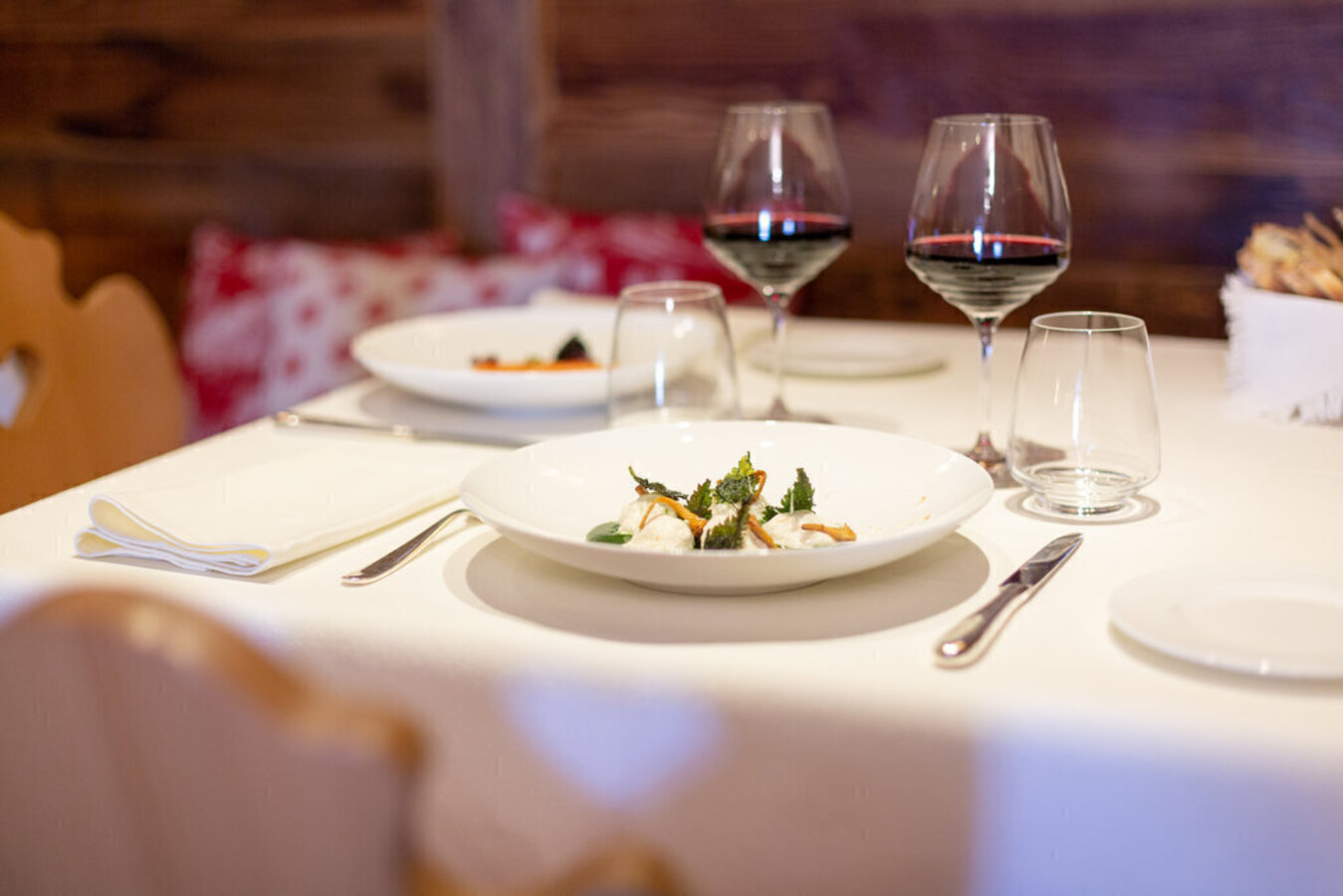 Ecco una disposizione elegante di tavola con cibo e vino.