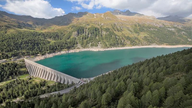Dams and hydroelectric power plants