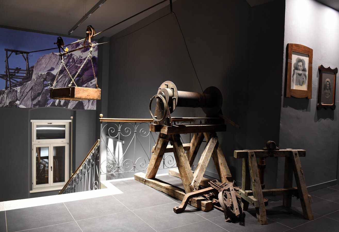 Museo della Guerra bianca adamellina Macchina vecchia in una stanza industriale oscura, suggerisce riparazione e storia.