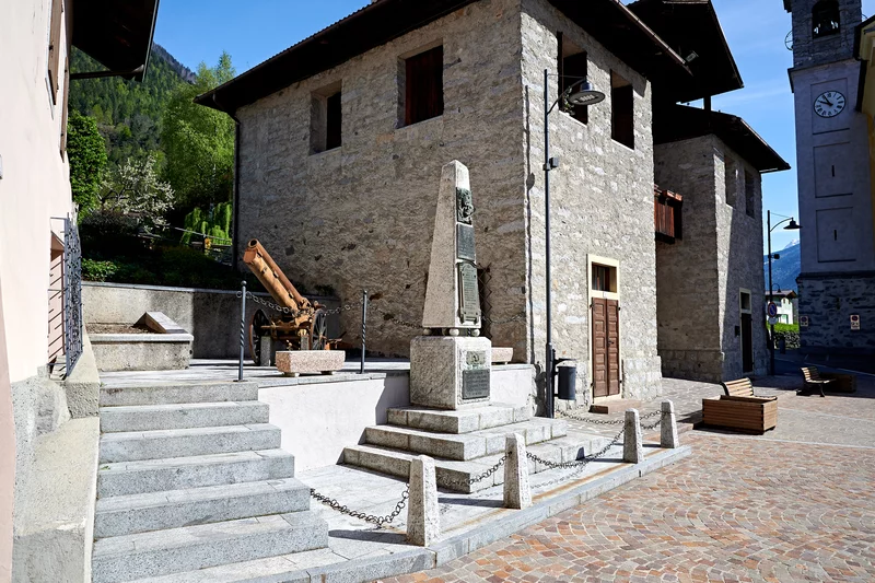Monumento ai caduti e cannone